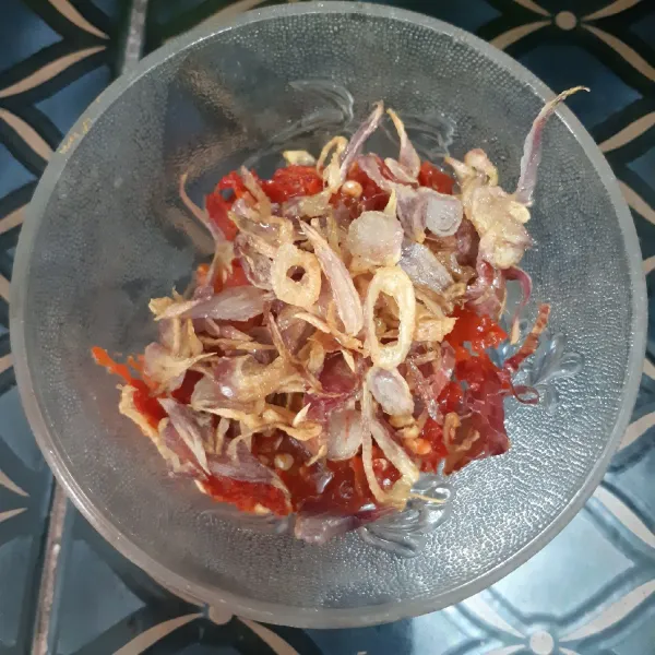 Masukkan bawang goreng kedalam sambal lalu aduk supaya tercampur rata. Sambal bawang siap dinikmati.