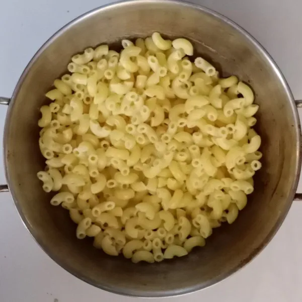 Rebus macaroni sampai al dente. Angkat, tiriskan.