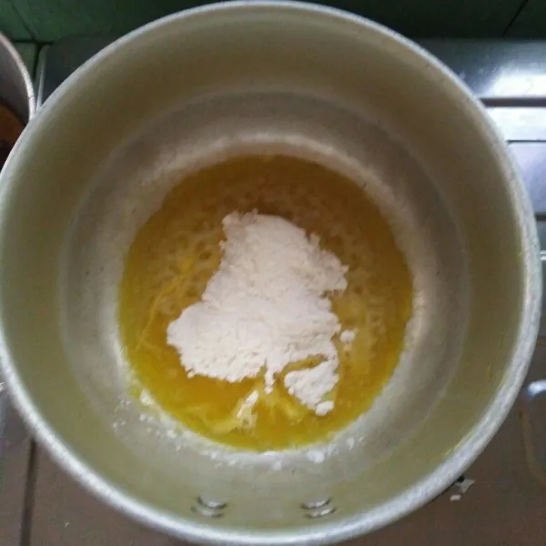 Untuk saus bechamel: panaskan mentega lalu tambahkan tepung terigu aduk-aduk hingga tidak berbau tepung.