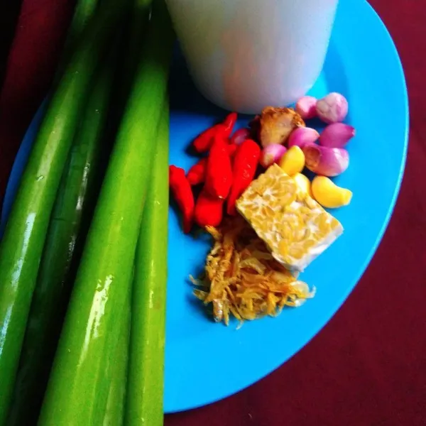 Cuci bersih batang talas dan bumbu