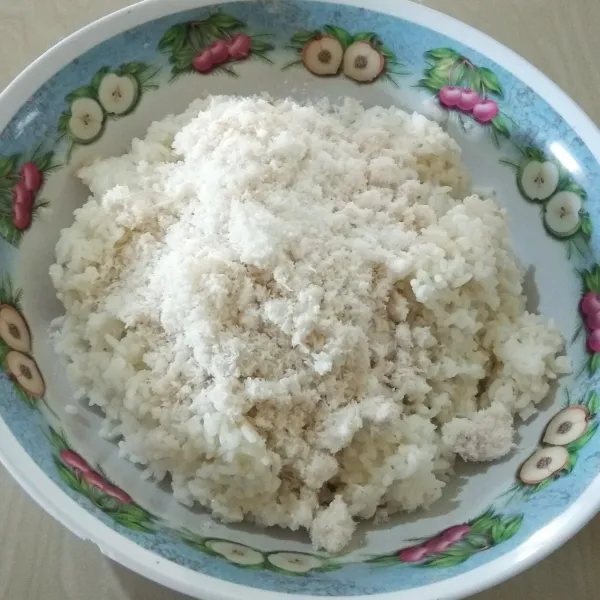Dalam sebuah wadah masukkan nasi sisa semalam, kelapa parut dan garam. Aduk hingga tercampur rata. Koreksi rasa.