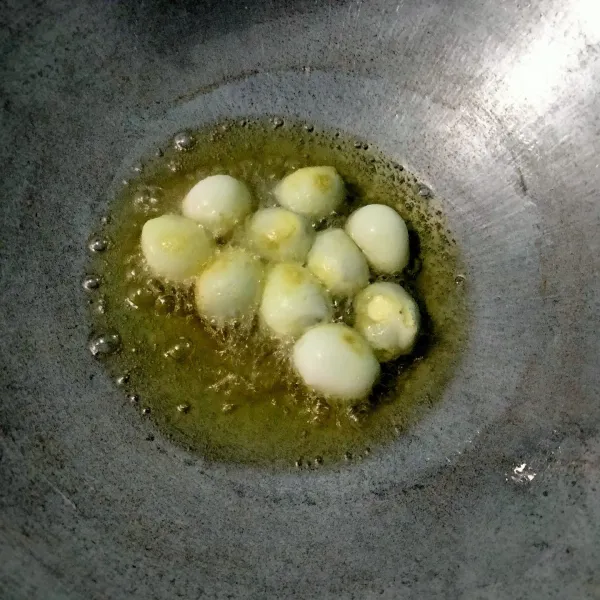 Lalu masukkan telur puyuh goreng hingga kecoklatan, angkat dan tiriskan