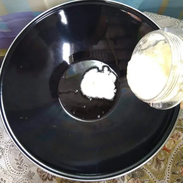 Siapkan wajan lalu tuang minyak dan panaskan. Tumis bumbu halus sampai harum.