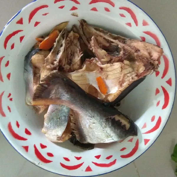 Cuci bersih ikan patin kemudian potong-potong sesuai selera. Rebus sebentar dengan jahe dan kunyit agar kuah pindang tidak terlalu berlemak