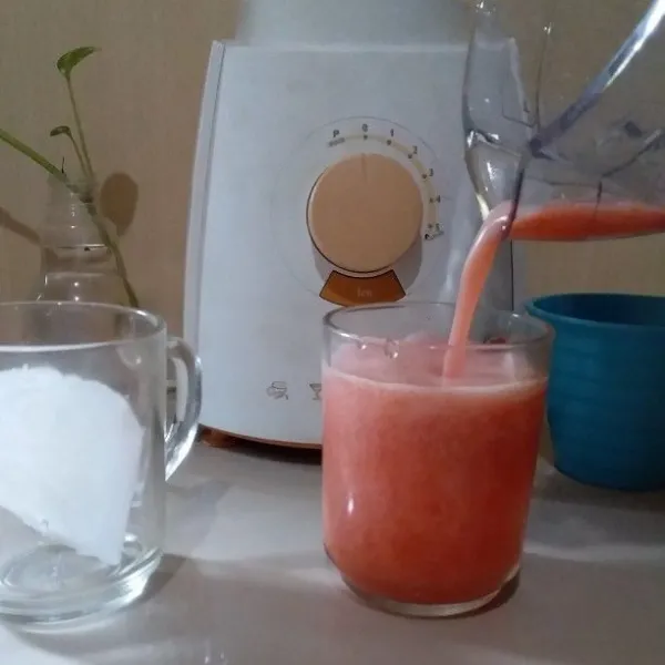 Siapkan gelas saji. Masukkan es batu secukupnya. Tuang jus tomat strawbery ke dalam gelas.