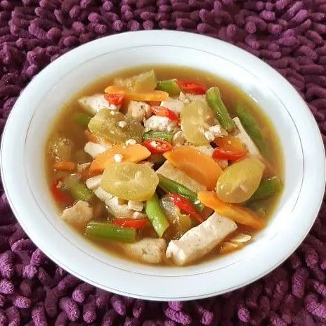 Siapkan mangkuk saji. Tuang asem-asem tahu di mangkuk saji. Siap dihidangkan.