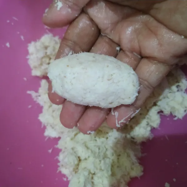 Ambil sedikit adonan, kemudian bentuk lonjong. Lakukan sampai selesai.