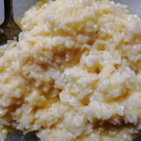 Campurkan telur ke nasi putih sampai merata .