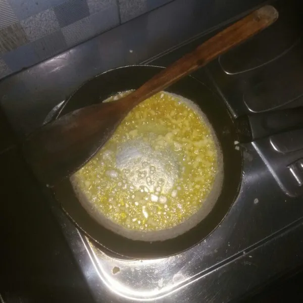 Lelehkan 1 sdm mentega, lalu timis bawang putih cincang hingga harum dan layu. Gunakan api kecil.