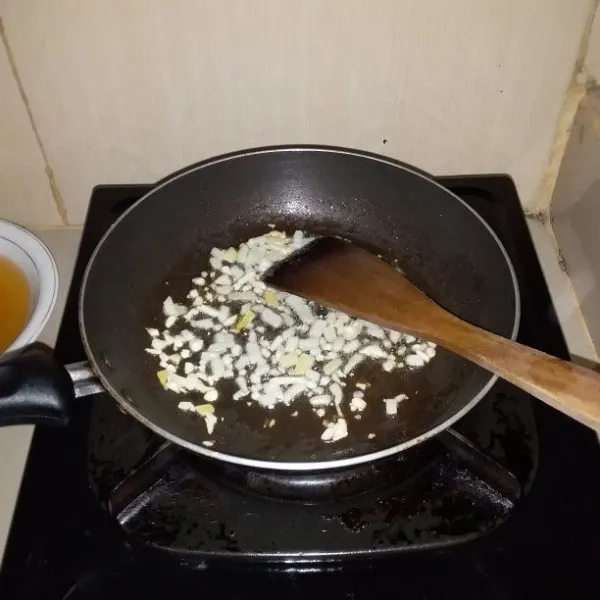 Panaskan minyak goreng. Tumis bawang bombay dan bawang putih hingga harum. Masukan air.