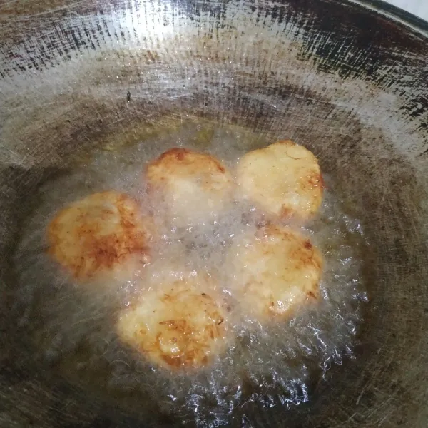 Goreng dalam minyak panas sampai berwarna kuning kecoklatan.