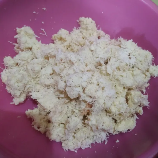 Campur rata singkong, kelapa, garam dan vanili.