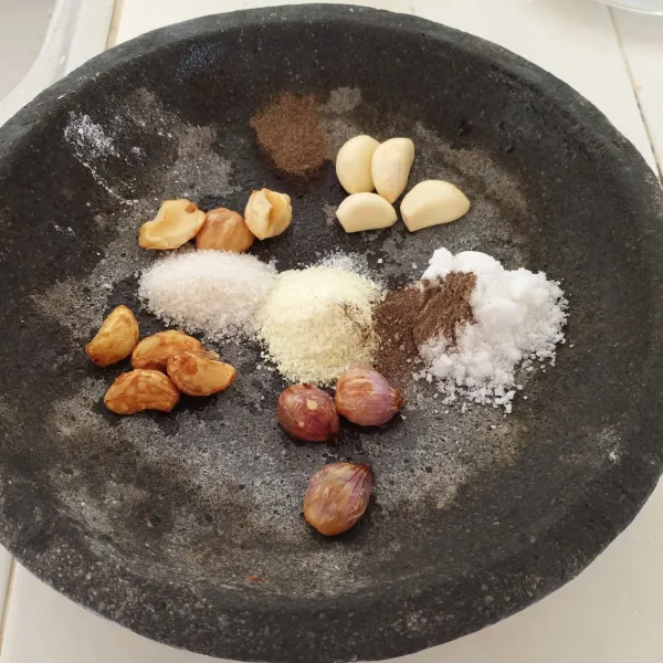 Ulek semua bumbu sampai halus