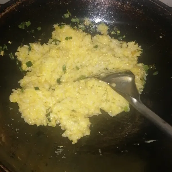 Masukkan nasi, aduk hingga telur setengah matang .