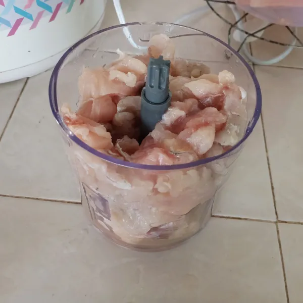 Giling daging ikan tenggiri sampai lembut