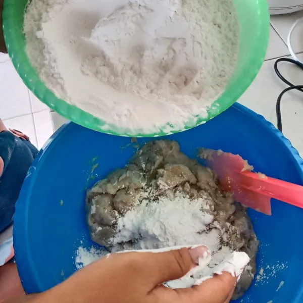 Setelah itu tambahkan tepung tapioka dan terigu, sedikit demi sedikit. Uleni dengan perlahan