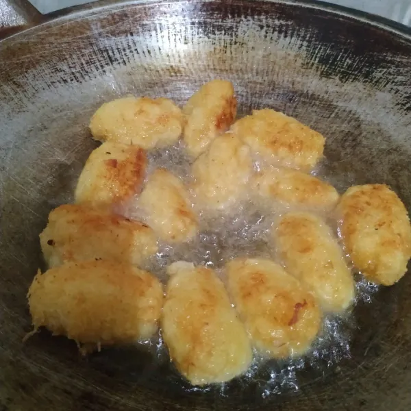 Goreng dalam minyak panas sampai berwarna kuning keemasan. Angkat, tiriskan.