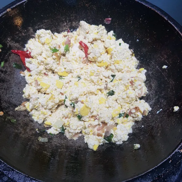 Masukkan tahu, beri garam, penyedap rasa masak hingga keemasan.