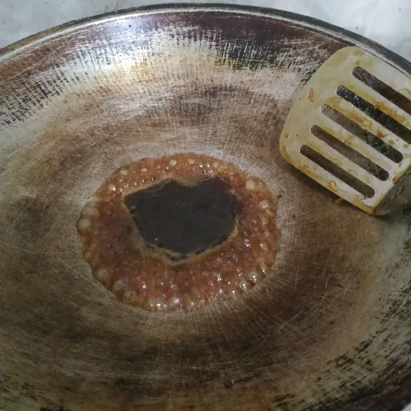 Buat besta : masukkan gula merah dan air ke dalam wajan. Masak dengan api kecil sampai berbusa.