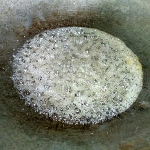 Membuat gula besta: masak gula pasir dan air hingga berbusa dan mengental.