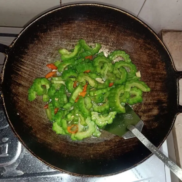 Masukan air dan bumbu, tambahkan air dan masak hingga meresap