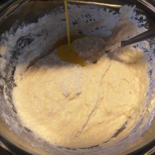 Kemudian tambahkan garam, vanilla ekstrak dan lelehan mentega tawar, aduk rata.