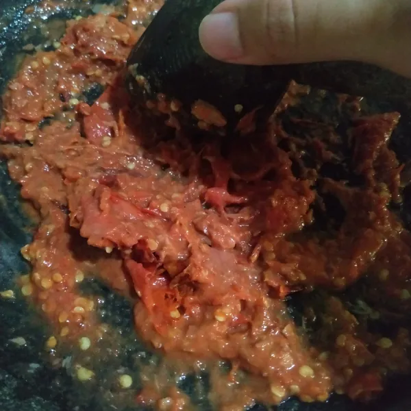 Goreng caba rawit, bawang merah, bawang putih, tomat, dan terasi. Kemudian ulek hingga halus.