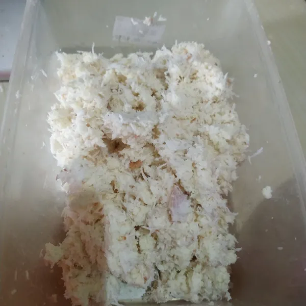 Masukkan singkong, kelapa, garam dan vanili ke dalam wadah. Aduk rata.