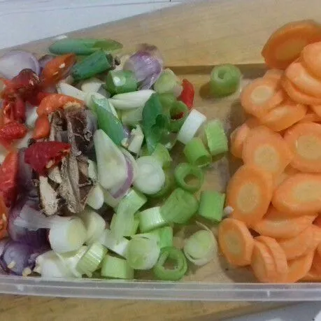 Pertama-tama, didihkan air lalu masukkan genjer, biarkan hingga layu. Angkat dan tiriskan. Kemudian iris tipis wortel, bawang merah, bawang putih, daun bawang dan cabai.