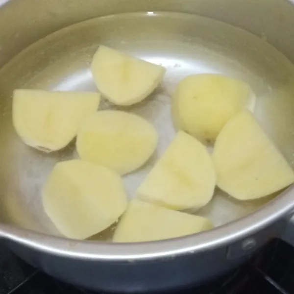 Kupas kentang lalu potong-potong, rebus sampai empuk.