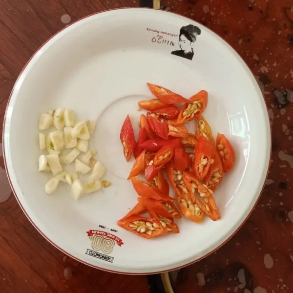 Iris bawang putih dan rawit domba