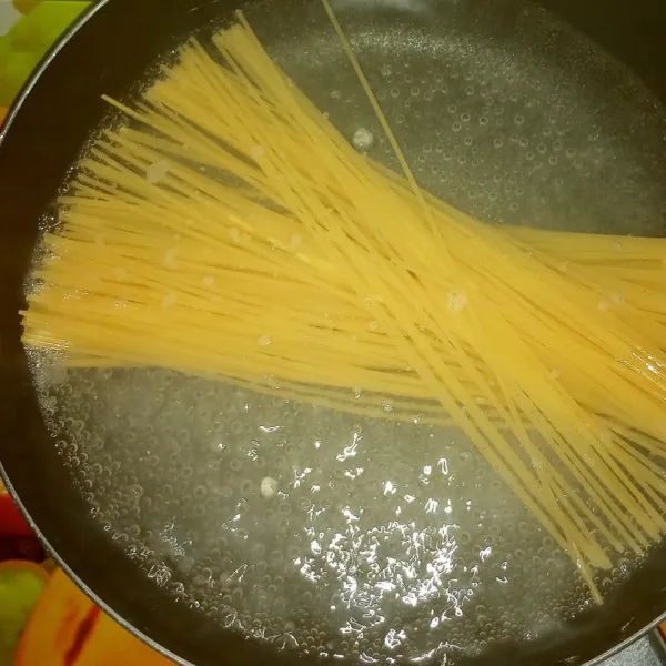 Rebus spaghetti kering sampai al dente. Tiriskan dan sisakan sedikit air rebusannya.