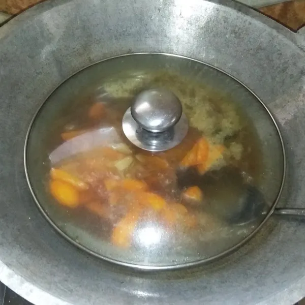 Tutup wajannya agar wortel menjadi empuk dan matang.