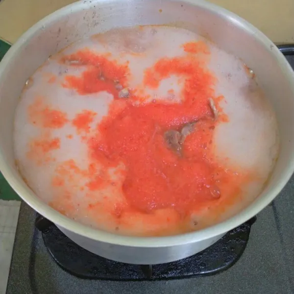 Masukkan bumbu yang sudah dihaluskan ke dalam panci.