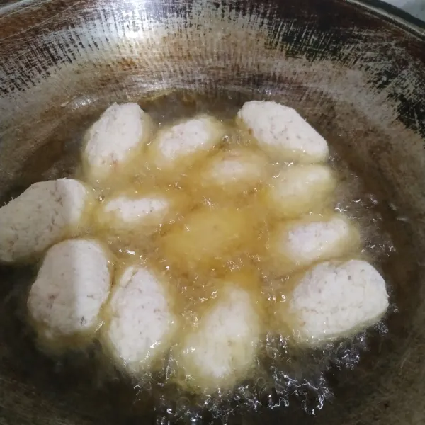 Panaskan minyak goreng. Goreng ubi sampai berwarna kuning keemasan. Angkat, tiriskan.