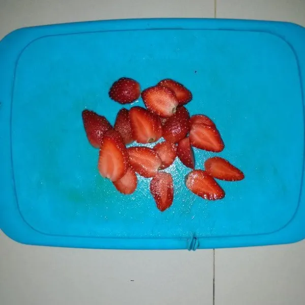 Buang tangkai buah strawbery. Kemudian potong-potong.