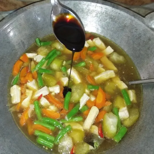Tuang kecap manis ke dalam asem-asem. Aduk hingga rata. Koreksi rasanya.