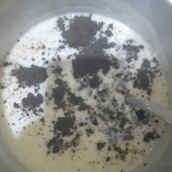 Beri sedikit oreo yang sudah dihancurkan.