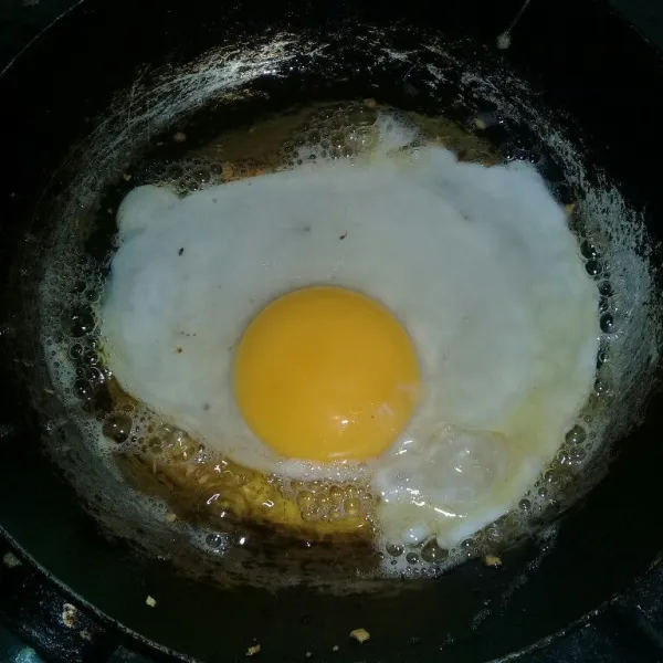 Ceplok telur ke dalam minyak sisa tadi, kemudian tutup masak sebentar saja.