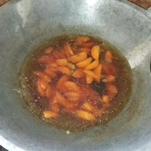 Setelah gula merah larut, masukan wortel. Aduk rata.