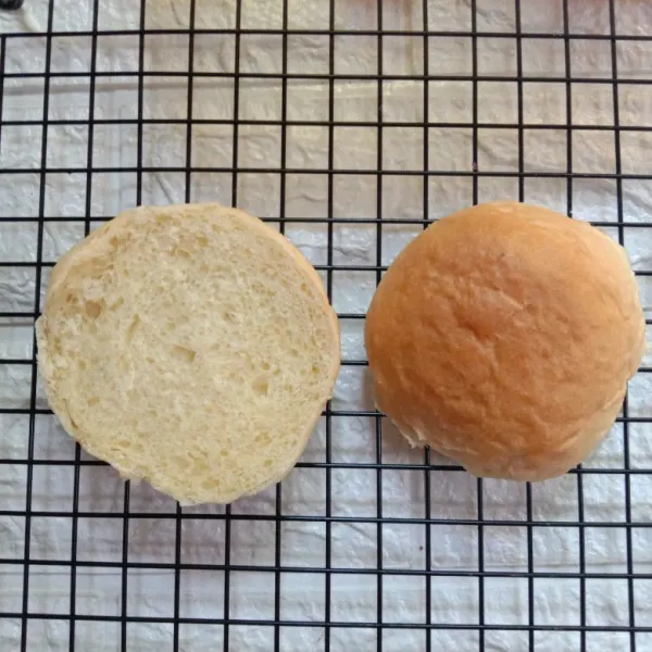 Belah 2 bun atau roti.