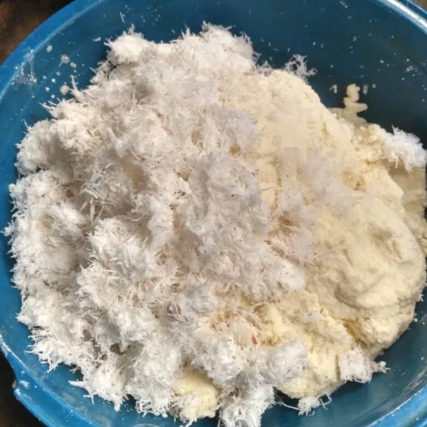 Campur singkong, kelapa parut dan garam, lalu aduk hingga tercampur rata.