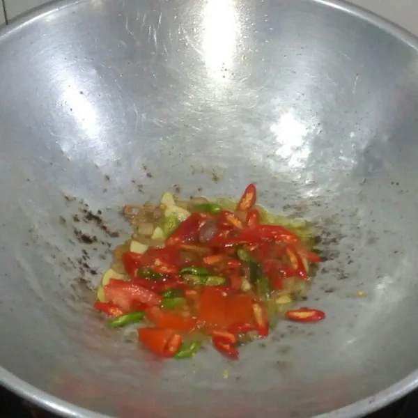 Masukkan cabe dan tomatnya. Aduk rata dan masak sampai harum dan matang.