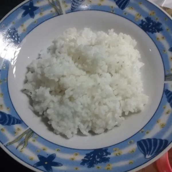 Siapkan nasi ke dalam piring.