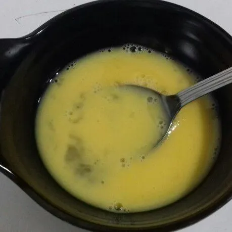 Kocok lepas telur.