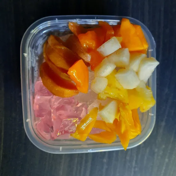 Tata jelly dan buah-buahan di atas es.