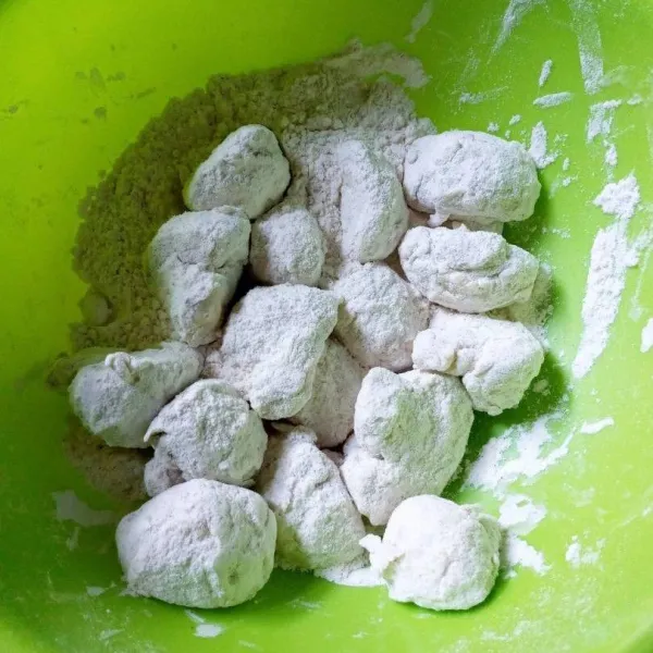 Balur jamur dengan tepung sampai rata.