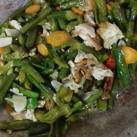 Masukkan genjer yang sudah di rebus. Aduk rata sebentar. Angkat dan siap hidangkan.