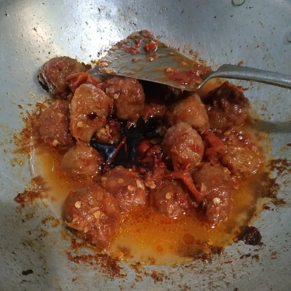 Masukan pentol, kecap, dan secukupnya air. Aduk hingga tercampur rata. Masak hingga air menyusut, sajikan.