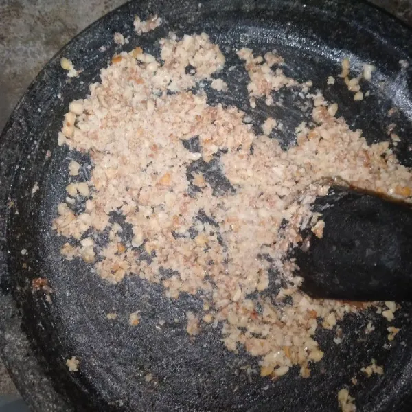 Ulek kasar 100 gram kacang tanah yang sudah digoreng